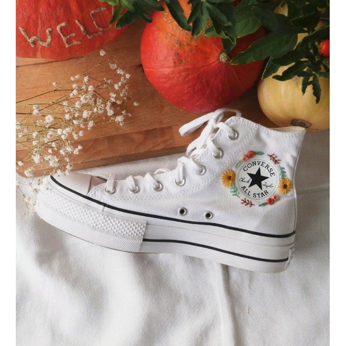 Renkli Çiçek Desenli Özel Nakışlı Beyaz Sneaker Renkli Çiçek Desenli Özel Nakışlı Beyaz Sneaker