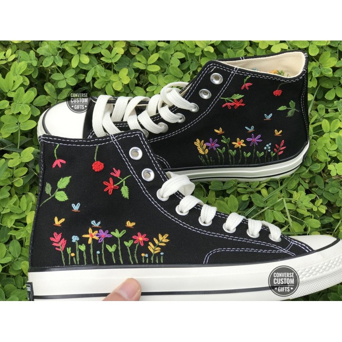 Renkli Çiçek Desenli Özel Nakışlı Siyah Sneaker Renkli Çiçek Desenli Özel Nakışlı Siyah Sneaker