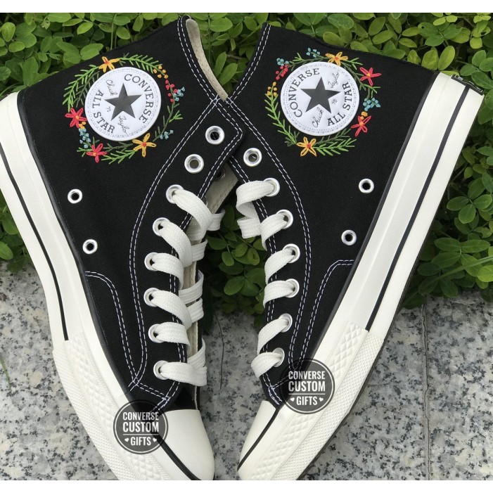 Renkli Çiçek Desenli Özel Nakışlı Siyah Sneaker Renkli Çiçek Desenli Özel Nakışlı Siyah Sneaker