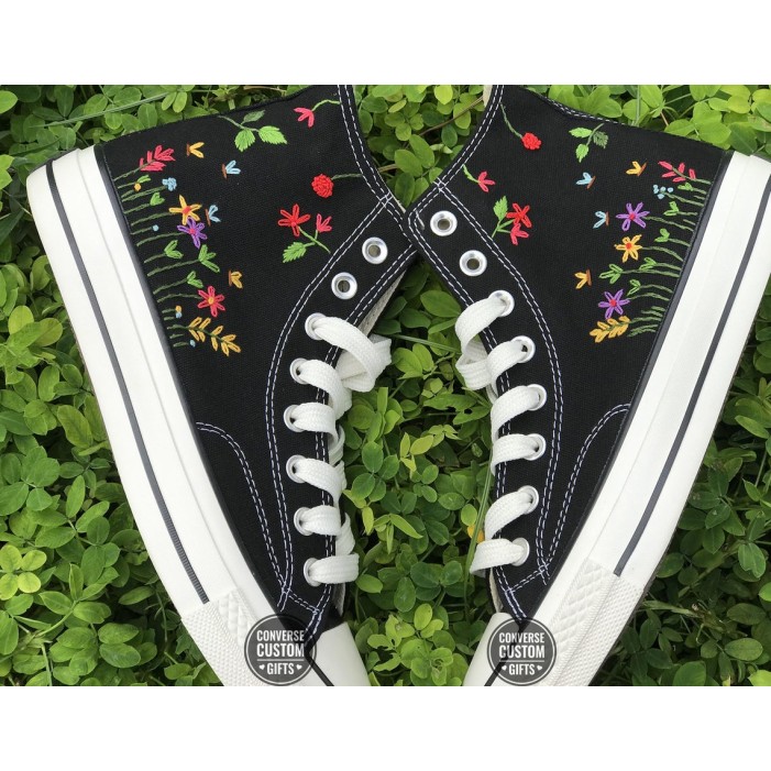 Renkli Çiçek Desenli Özel Nakışlı Siyah Sneaker Renkli Çiçek Desenli Özel Nakışlı Siyah Sneaker
