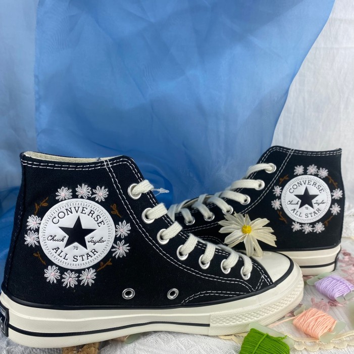 Renkli Çiçek Desenli Özel Nakışlı Siyah Sneaker Renkli Çiçek Desenli Özel Nakışlı Siyah Sneaker