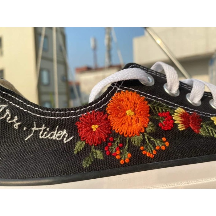 Renkli Çiçek Desenli Özel Nakışlı Siyah Sneaker Renkli Çiçek Desenli Özel Nakışlı Siyah Sneaker