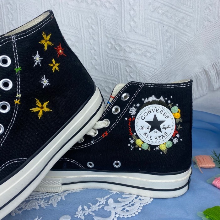 Renkli Çiçek Desenli Özel Nakışlı Siyah Sneaker Renkli Çiçek Desenli Özel Nakışlı Siyah Sneaker