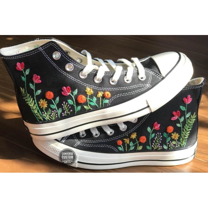 Renkli Çiçek Desenli Özel Nakışlı Siyah Sneaker Renkli Çiçek Desenli Özel Nakışlı Siyah Sneaker