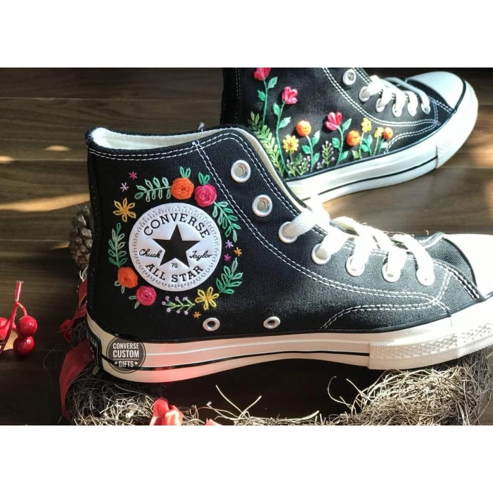 Renkli Çiçek Desenli Özel Nakışlı Siyah Sneaker Renkli Çiçek Desenli Özel Nakışlı Siyah Sneaker