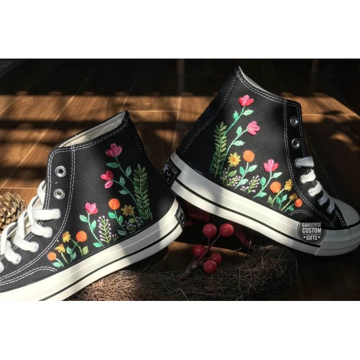 Renkli Çiçek Desenli Özel Nakışlı Siyah Sneaker Renkli Çiçek Desenli Özel Nakışlı Siyah Sneaker