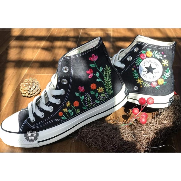 Renkli Çiçek Desenli Özel Nakışlı Siyah Sneaker Renkli Çiçek Desenli Özel Nakışlı Siyah Sneaker