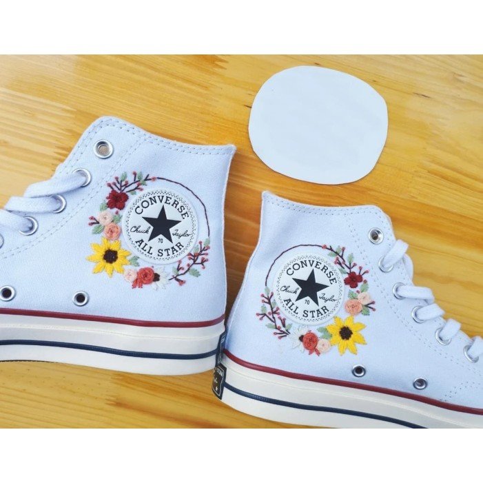 Renkli Çiçek Desenli Özel Nakışlı Beyaz Sneaker Renkli Çiçek Desenli Özel Nakışlı Beyaz Sneaker