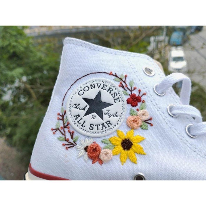 Renkli Çiçek Desenli Özel Nakışlı Beyaz Sneaker Renkli Çiçek Desenli Özel Nakışlı Beyaz Sneaker