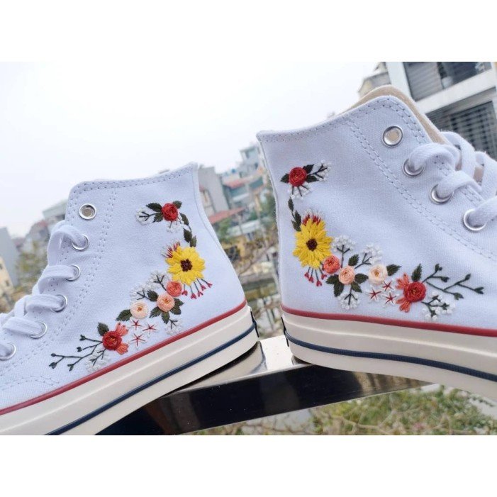 Renkli Çiçek Desenli Özel Nakışlı Beyaz Sneaker Renkli Çiçek Desenli Özel Nakışlı Beyaz Sneaker