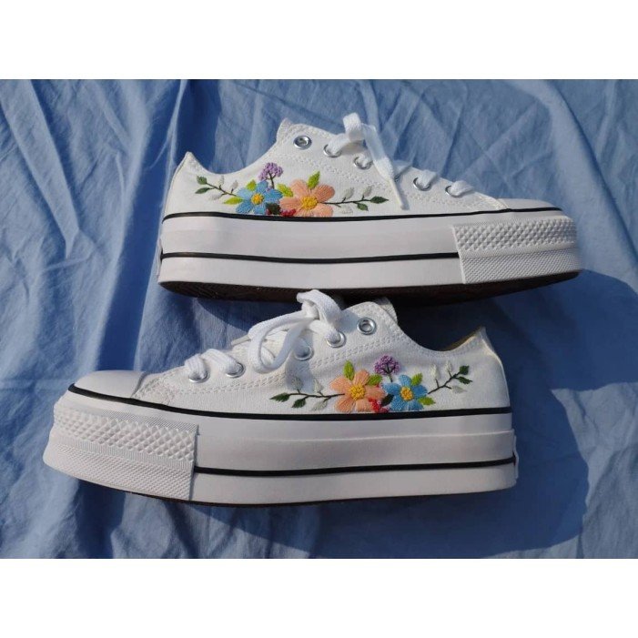 Renkli Çiçek Desenli Özel Nakışlı Beyaz Sneaker Renkli Çiçek Desenli Özel Nakışlı Beyaz Sneaker