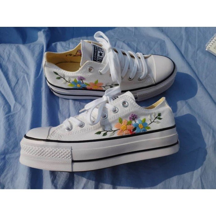 Renkli Çiçek Desenli Özel Nakışlı Beyaz Sneaker Renkli Çiçek Desenli Özel Nakışlı Beyaz Sneaker