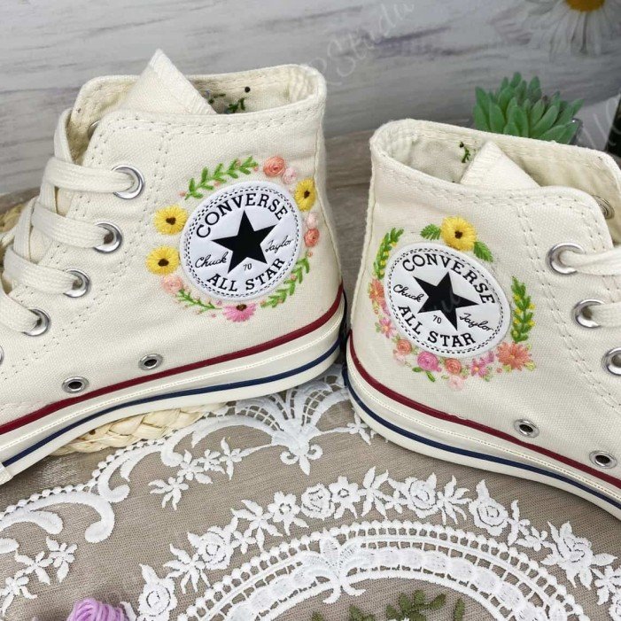 Renkli Çiçek Desenli Özel Nakışlı Beyaz Sneaker Renkli Çiçek Desenli Özel Nakışlı Beyaz Sneaker