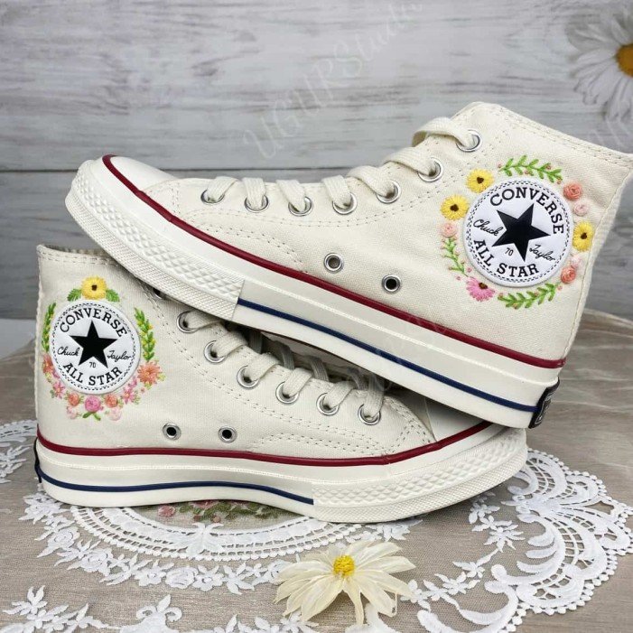 Renkli Çiçek Desenli Özel Nakışlı Beyaz Sneaker Renkli Çiçek Desenli Özel Nakışlı Beyaz Sneaker