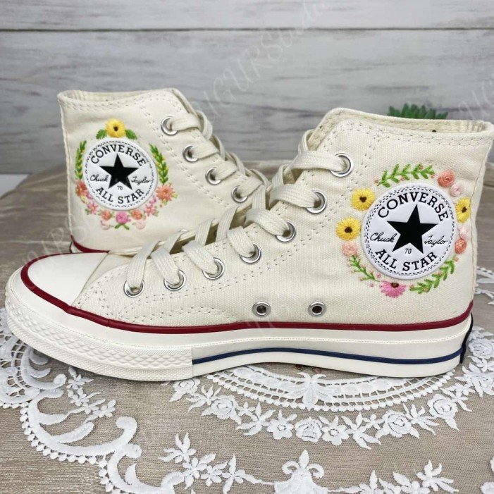 Renkli Çiçek Desenli Özel Nakışlı Beyaz Sneaker Renkli Çiçek Desenli Özel Nakışlı Beyaz Sneaker