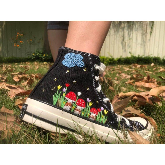 Renkli Çiçek Desenli Özel Nakışlı Siyah Sneaker Renkli Çiçek Desenli Özel Nakışlı Siyah Sneaker