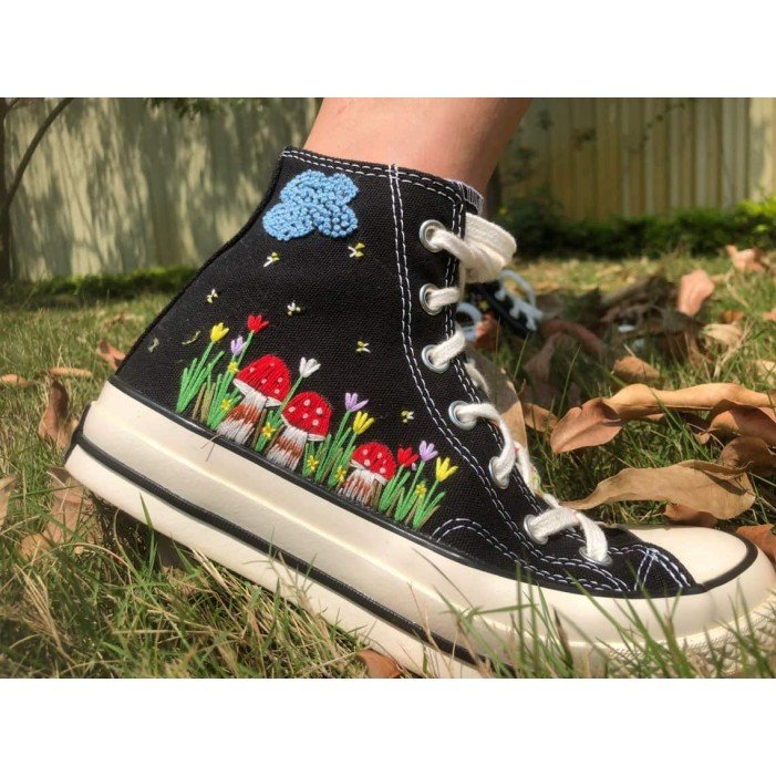 Renkli Çiçek Desenli Özel Nakışlı Siyah Sneaker Renkli Çiçek Desenli Özel Nakışlı Siyah Sneaker