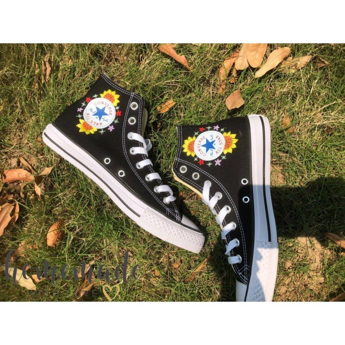Renkli Çiçek Desenli Özel Nakışlı Siyah Sneaker Renkli Çiçek Desenli Özel Nakışlı Siyah Sneaker