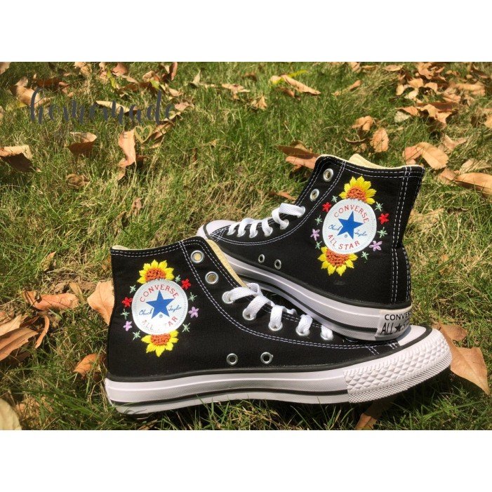 Renkli Çiçek Desenli Özel Nakışlı Siyah Sneaker Renkli Çiçek Desenli Özel Nakışlı Siyah Sneaker