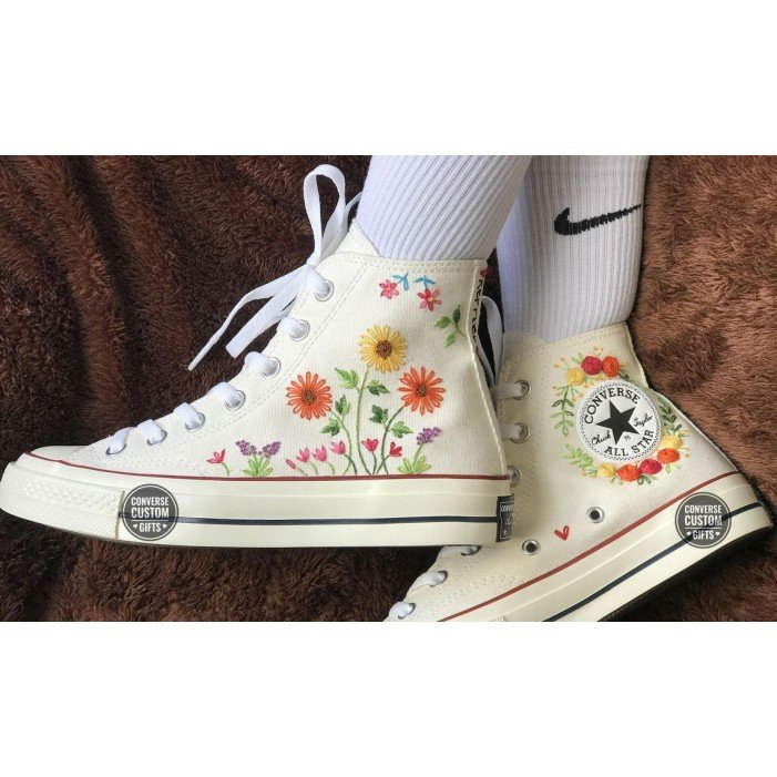 Renkli Çiçek Desenli Özel Nakışlı Beyaz Sneaker Renkli Çiçek Desenli Özel Nakışlı Beyaz Sneaker
