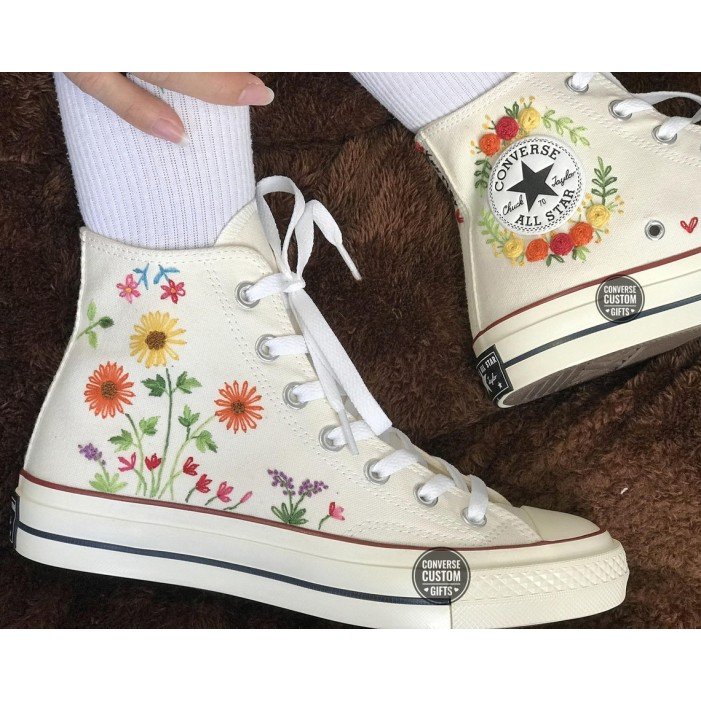 Renkli Çiçek Desenli Özel Nakışlı Beyaz Sneaker Renkli Çiçek Desenli Özel Nakışlı Beyaz Sneaker