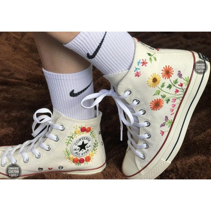 Renkli Çiçek Desenli Özel Nakışlı Beyaz Sneaker Renkli Çiçek Desenli Özel Nakışlı Beyaz Sneaker
