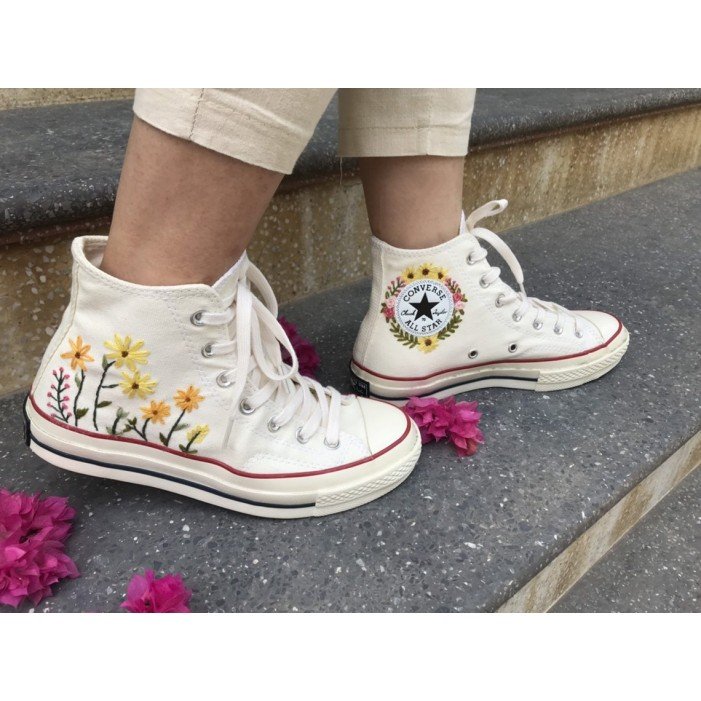 Renkli Çiçek Desenli Özel Nakışlı Beyaz Sneaker Renkli Çiçek Desenli Özel Nakışlı Beyaz Sneaker