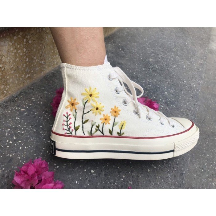 Renkli Çiçek Desenli Özel Nakışlı Beyaz Sneaker Renkli Çiçek Desenli Özel Nakışlı Beyaz Sneaker