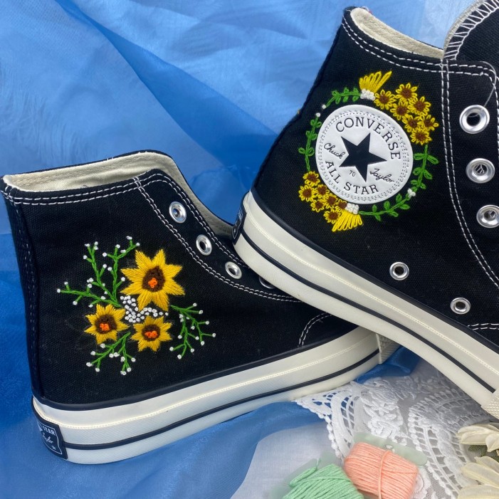 Renkli Çiçek Desenli Özel Nakışlı Siyah Sneaker Renkli Çiçek Desenli Özel Nakışlı Siyah Sneaker