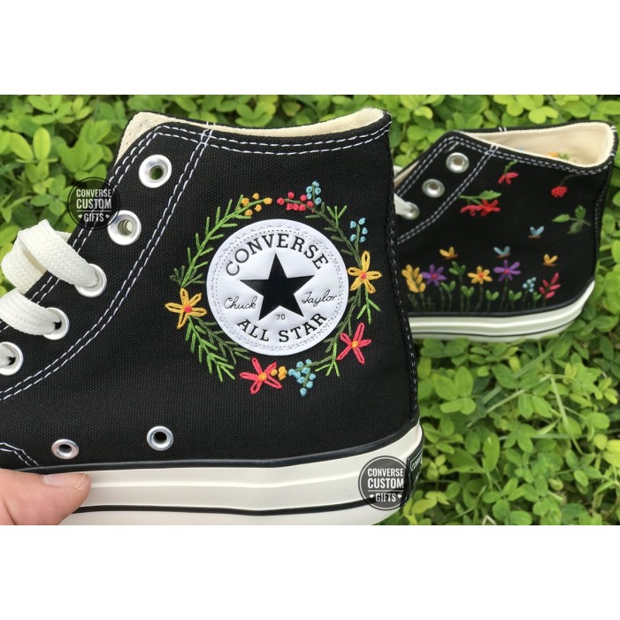 Renkli Çiçek Desenli Özel Nakışlı Siyah Sneaker Renkli Çiçek Desenli Özel Nakışlı Siyah Sneaker