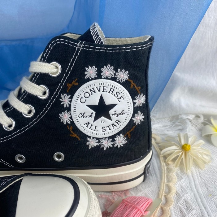 Renkli Çiçek Desenli Özel Nakışlı Siyah Sneaker Renkli Çiçek Desenli Özel Nakışlı Siyah Sneaker