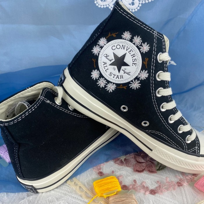 Renkli Çiçek Desenli Özel Nakışlı Siyah Sneaker Renkli Çiçek Desenli Özel Nakışlı Siyah Sneaker