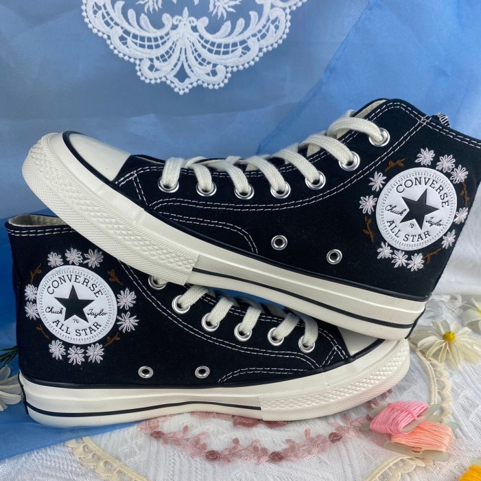 Renkli Çiçek Desenli Özel Nakışlı Siyah Sneaker Renkli Çiçek Desenli Özel Nakışlı Siyah Sneaker