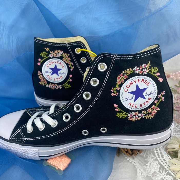 Renkli Çiçek Desenli Özel Nakışlı Siyah Sneaker Renkli Çiçek Desenli Özel Nakışlı Siyah Sneaker