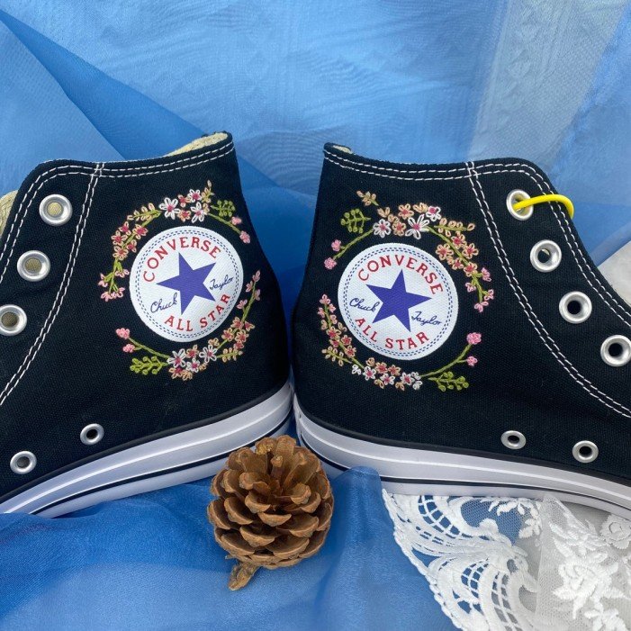 Renkli Çiçek Desenli Özel Nakışlı Siyah Sneaker Renkli Çiçek Desenli Özel Nakışlı Siyah Sneaker