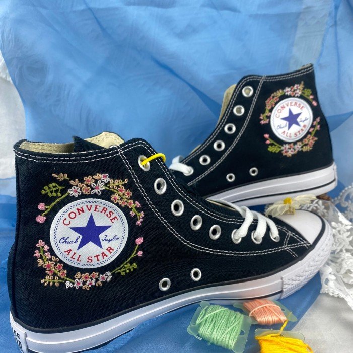 Renkli Çiçek Desenli Özel Nakışlı Siyah Sneaker Renkli Çiçek Desenli Özel Nakışlı Siyah Sneaker