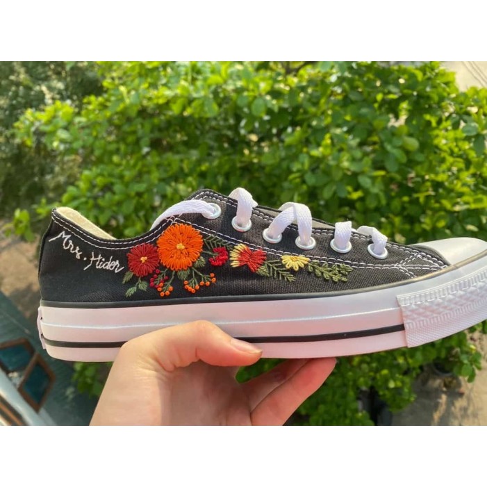 Renkli Çiçek Desenli Özel Nakışlı Siyah Sneaker Renkli Çiçek Desenli Özel Nakışlı Siyah Sneaker