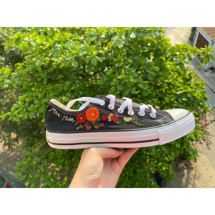 Renkli Çiçek Desenli Özel Nakışlı Siyah Sneaker Renkli Çiçek Desenli Özel Nakışlı Siyah Sneaker