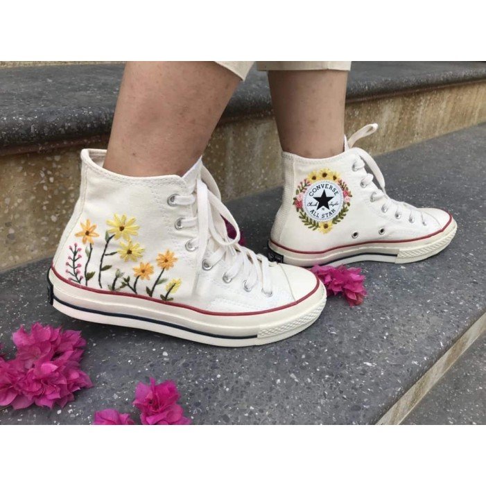 Renkli Çiçek Desenli Özel Nakışlı Beyaz Sneaker Renkli Çiçek Desenli Özel Nakışlı Beyaz Sneaker