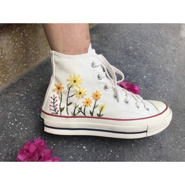 Renkli Çiçek Desenli Özel Nakışlı Beyaz Sneaker Renkli Çiçek Desenli Özel Nakışlı Beyaz Sneaker