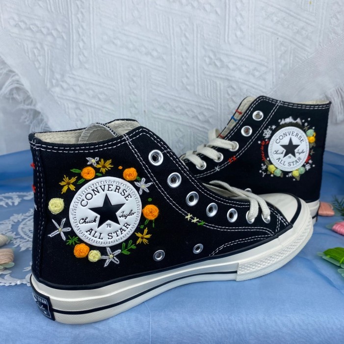 Renkli Çiçek Desenli Özel Nakışlı Siyah Sneaker Renkli Çiçek Desenli Özel Nakışlı Siyah Sneaker