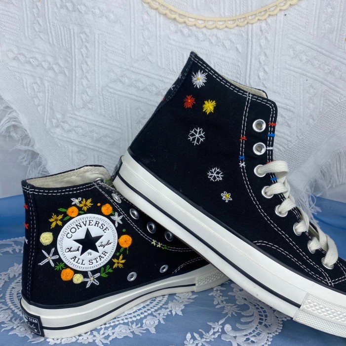 Renkli Çiçek Desenli Özel Nakışlı Siyah Sneaker Renkli Çiçek Desenli Özel Nakışlı Siyah Sneaker