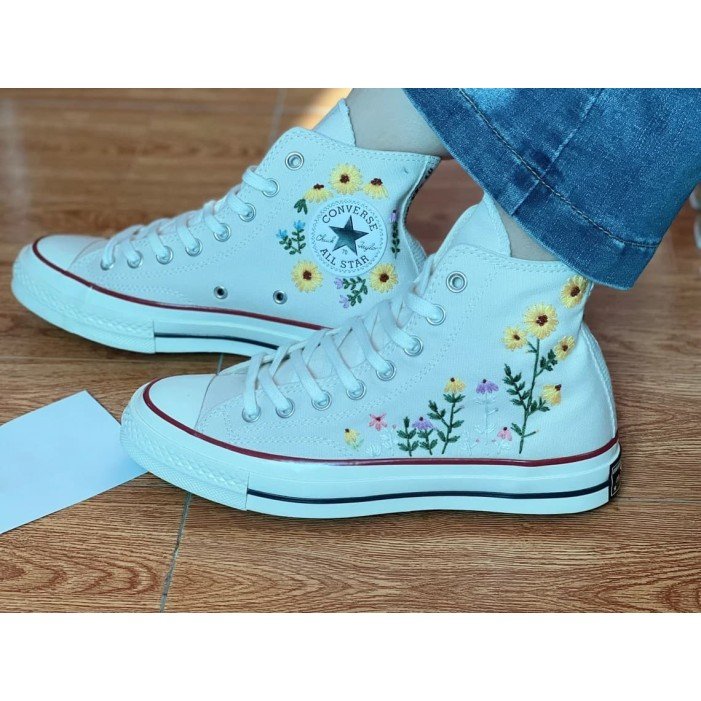 Renkli Çiçek Desenli Özel Nakışlı Beyaz Sneaker Renkli Çiçek Desenli Özel Nakışlı Beyaz Sneaker