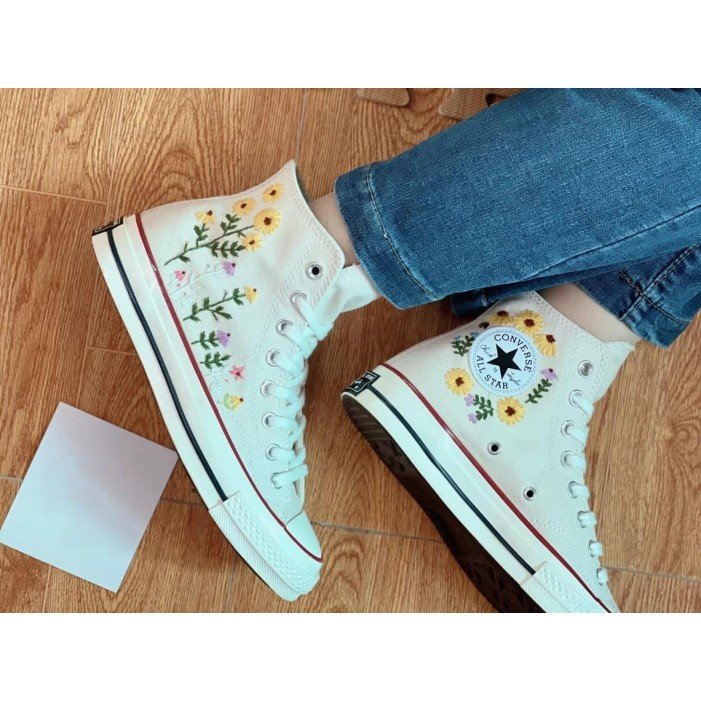 Renkli Çiçek Desenli Özel Nakışlı Beyaz Sneaker Renkli Çiçek Desenli Özel Nakışlı Beyaz Sneaker