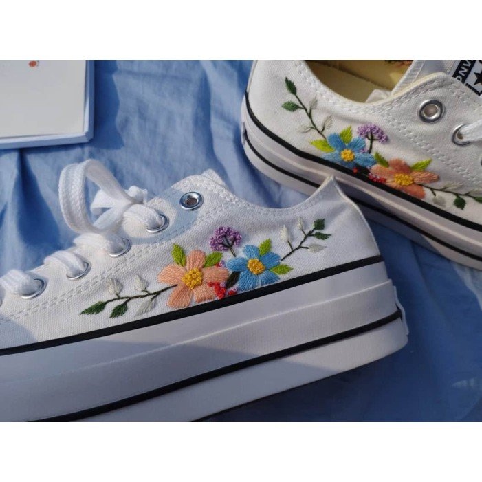 Renkli Çiçek Desenli Özel Nakışlı Beyaz Sneaker Renkli Çiçek Desenli Özel Nakışlı Beyaz Sneaker