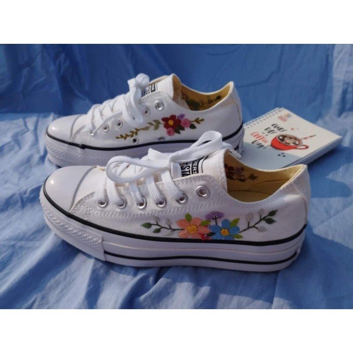Renkli Çiçek Desenli Özel Nakışlı Beyaz Sneaker Renkli Çiçek Desenli Özel Nakışlı Beyaz Sneaker