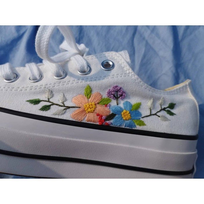 Renkli Çiçek Desenli Özel Nakışlı Beyaz Sneaker Renkli Çiçek Desenli Özel Nakışlı Beyaz Sneaker
