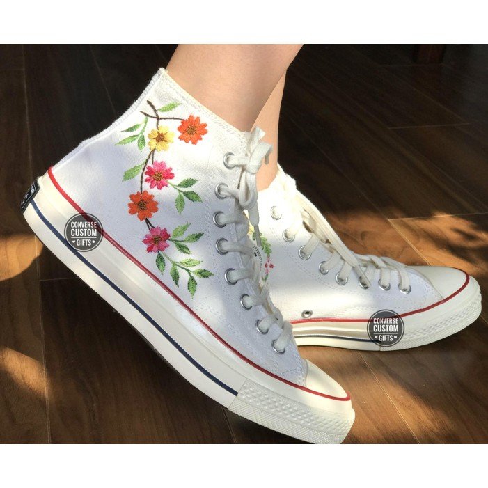 Renkli Çiçek Desenli Özel Nakışlı Beyaz Sneaker Renkli Çiçek Desenli Özel Nakışlı Beyaz Sneaker