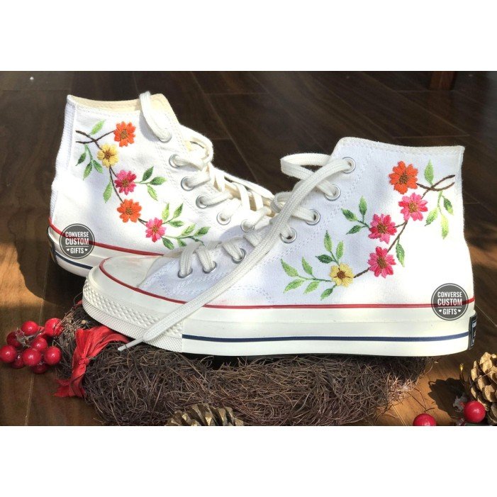 Renkli Çiçek Desenli Özel Nakışlı Beyaz Sneaker Renkli Çiçek Desenli Özel Nakışlı Beyaz Sneaker