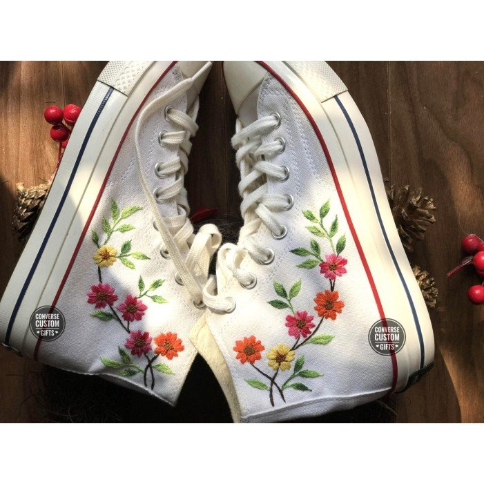 Renkli Çiçek Desenli Özel Nakışlı Beyaz Sneaker Renkli Çiçek Desenli Özel Nakışlı Beyaz Sneaker